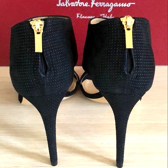 SALE! SALVATORE FERRAGAMO 7.5 SANDAL SUEDE DIAMOND SIGNATURE VARA BOW HEELS